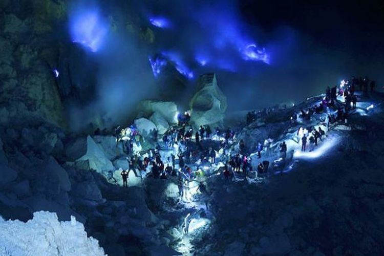 Blue Fire Di Kawah Ijen Menjadikan Topik Utama Di Antara Para Pendaki Gunung